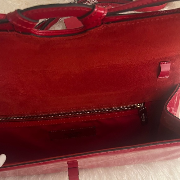 Valentino patent leather clutch bag. Comes with a removable strap. - Picture 3 of 4